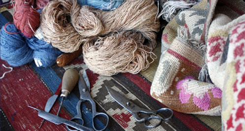 Werkzeuge und Wolle zur Restaurierung von Perserteppichen